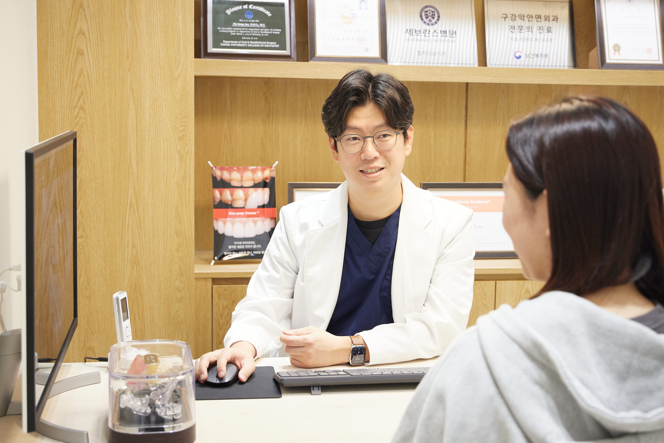 서울 광진구 강변역 연세원드림치과 교정-임플란트 연계 치료 진행 순서 예시-AI이미지